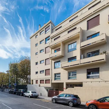 2 Bdr 105m2 Classy Near Garibaldi Tram With Garage Nice